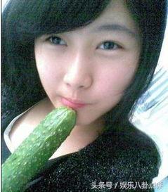 美女被人吃瓜图片,美女被误传“吃瓜”瞬间，真相揭秘引关注