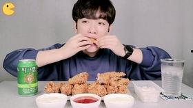 帅哥直播吃瓜视频,帅哥边吃瓜边演绎美食诱惑