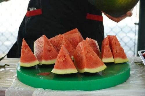 家人们吃新瓜,家人们的甜蜜共享时刻