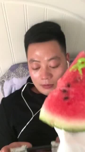 西昌吃瓜小姐姐,揭秘当地美食风情